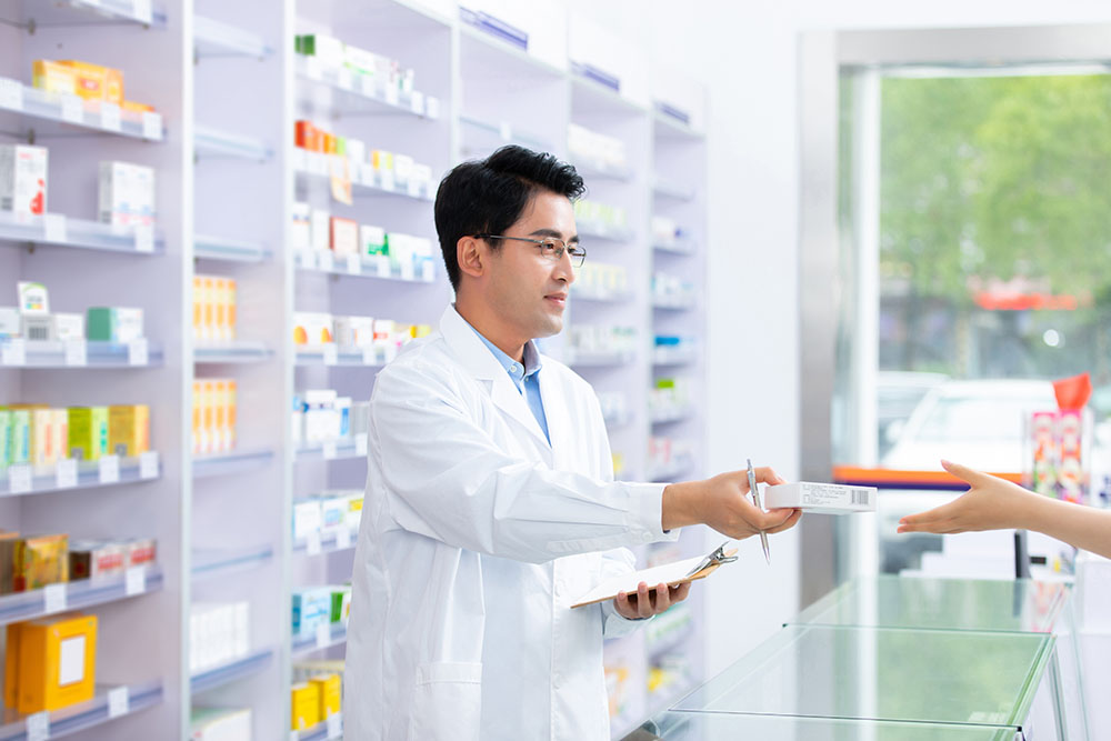 選擇一個適合購買的藥局非常重要。大型連鎖藥局通常會提供更好的隱私保障，你可以更自在地選擇所需的藥物，無需擔心他人的目光。